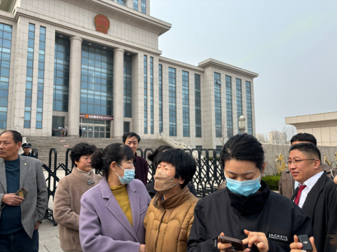 ▲3月28日上午八点多，李家母女三人来到海阳市人民法院，孙某某交通肇事罪一案一审开庭。新京报记者 汪畅 摄