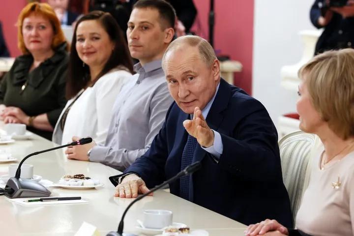 3月27日，俄罗斯总统普京会见俄罗斯特维尔州文化工作者。图源：美媒