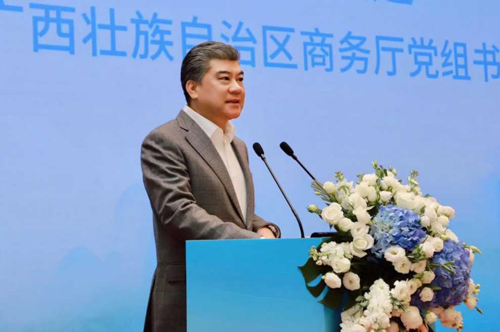 广西壮族自治区商务厅党组书记,厅长杨春庭在活动上致辞.