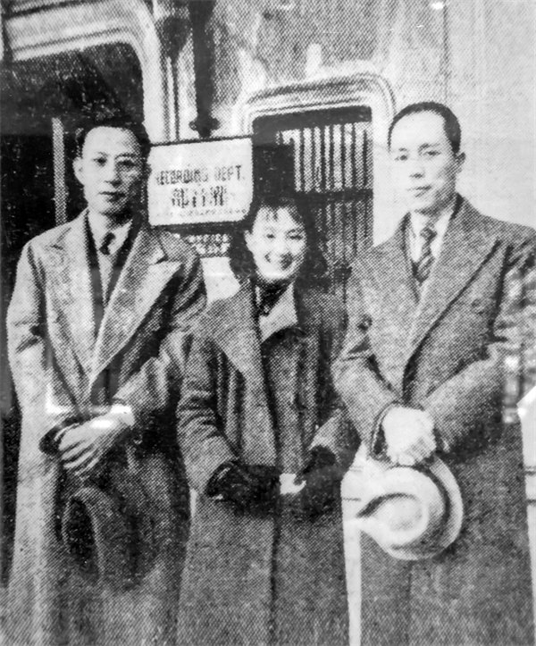 1940年冬，周璇与黎锦光（右1）灌录《月圆花好》时留影