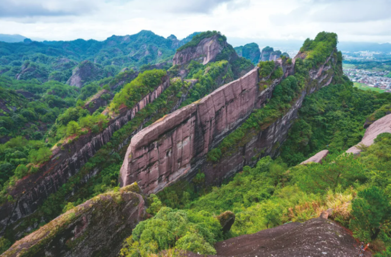 冠豸山丹霞天墙.国家林草局供图