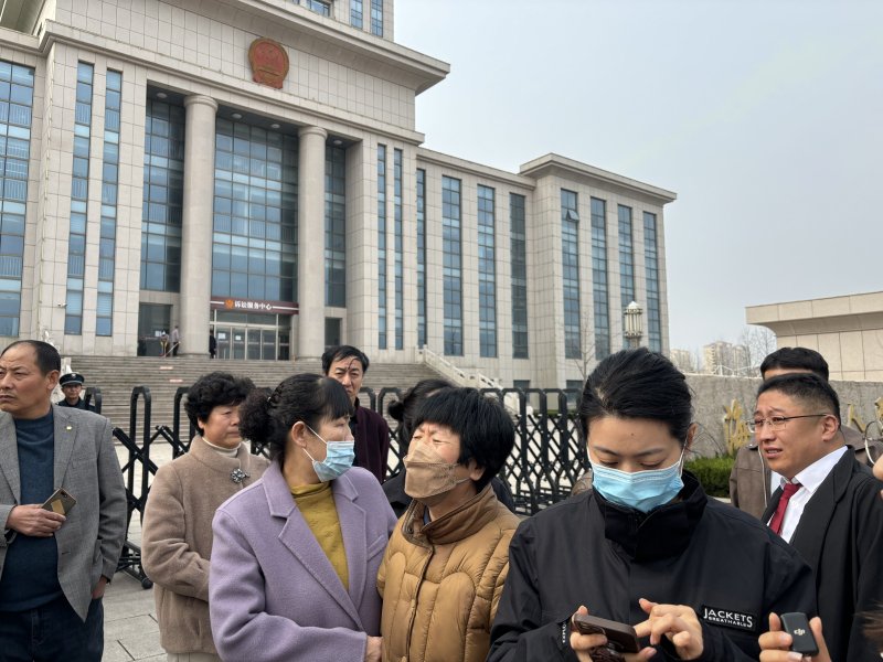 3月28日上午八点多，李家母女三人来到海阳市人民法院，孙某某交通肇事罪一案一审开庭。新京报记者 汪畅 摄