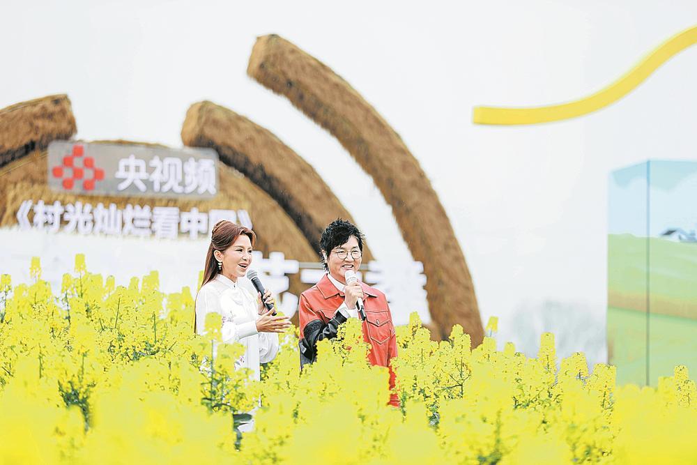 央视主持人朱迅、著名歌手孙楠向全国观众推荐东林村龚芮 摄