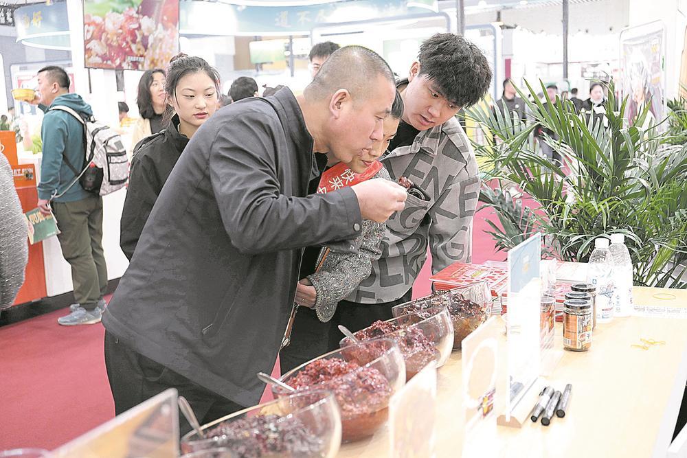 《村光灿烂看中国》走进郫都东林艺术村 龚芮 摄借力"春糖节" 郫都