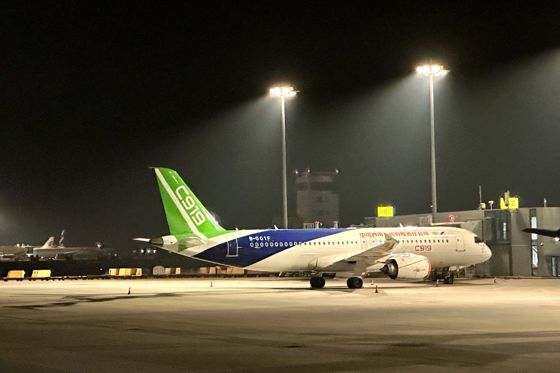 2023年3月29日晚上，上海，中国商用飞机有限责任公司制造的国产大飞机C919停靠在浦东国际机场。视觉中国 图