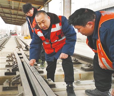 3月17日23时40分,随着当天最后一班京津城际结束运营,北京高铁工务段