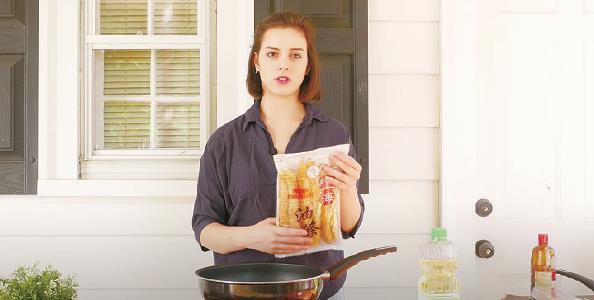 女博主拍摄DIY煎饼果子的视频，并在视频中展示食材——油条