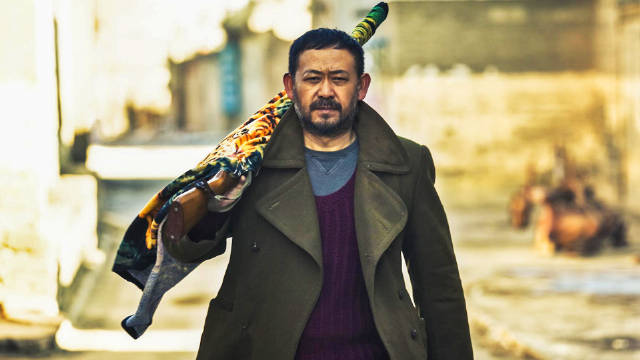 是什么让一个老实人,扛枪暴走枪杀四命?犯罪电影《天注定》|姜武|春日_新浪新闻