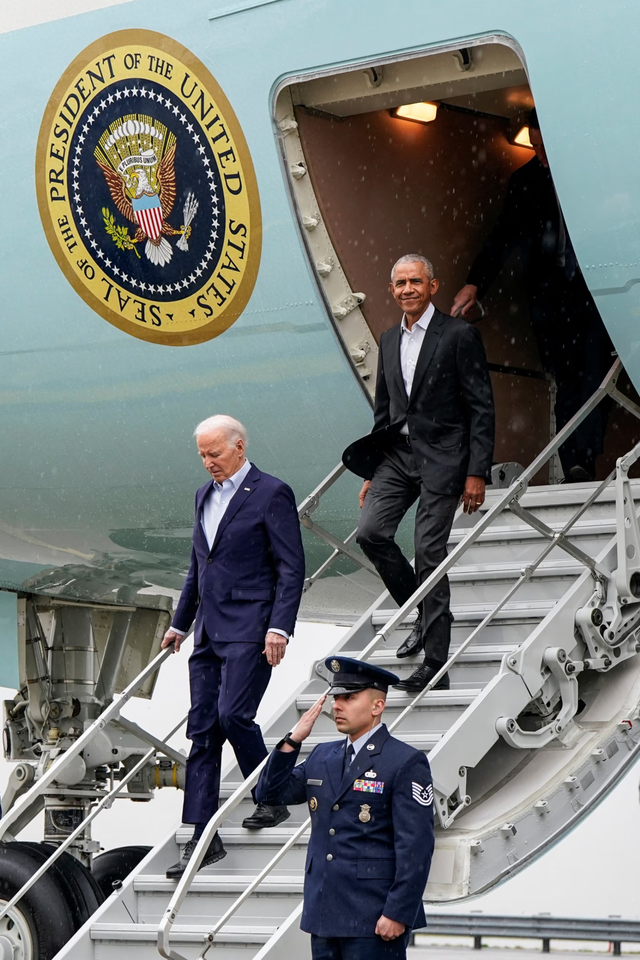 当地时间28日，拜登和奥巴马从“空军一号”走下。图自美媒