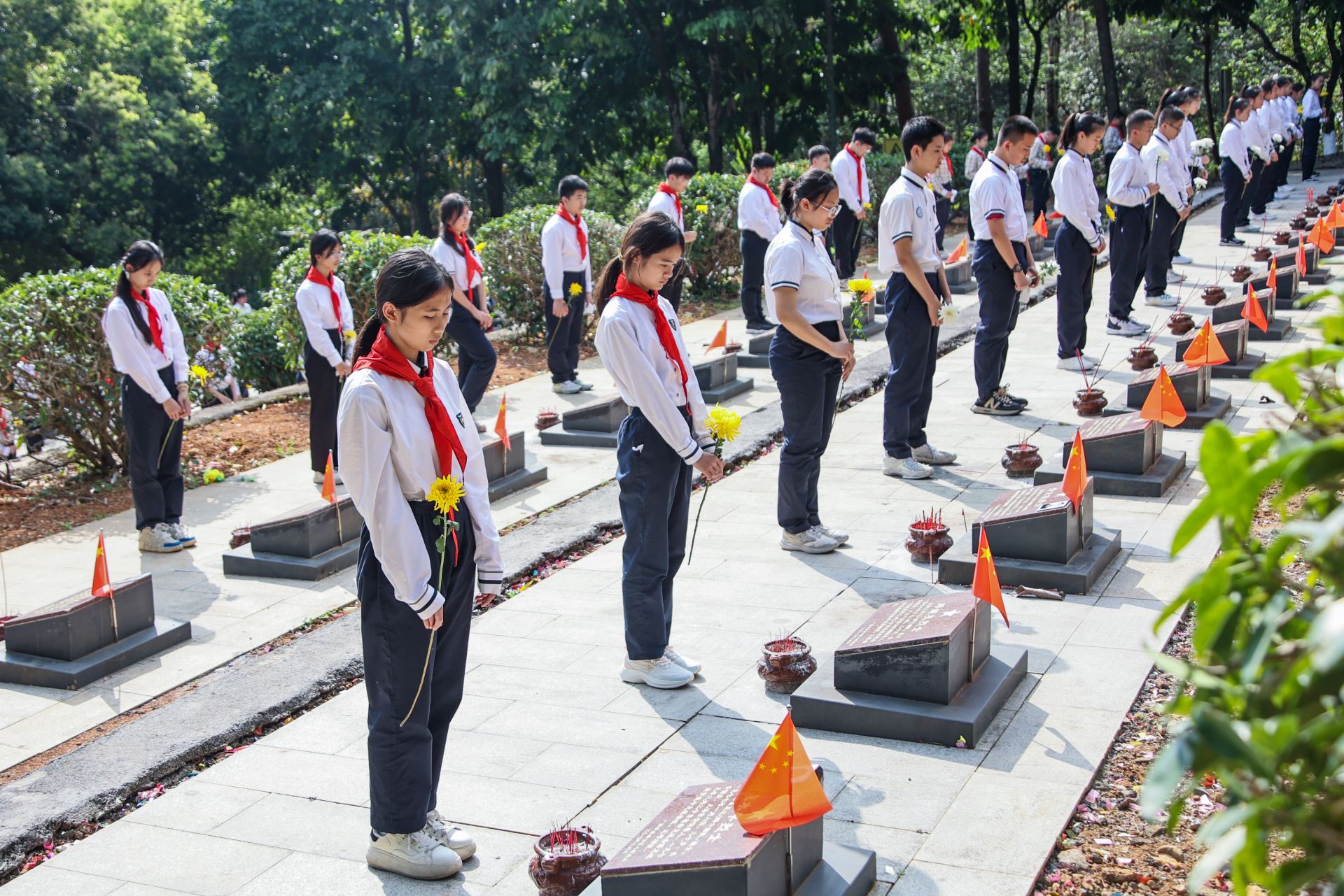 南宁市第三十七中学教育集团开展祭扫英烈活动|南宁市_新浪财经_新浪