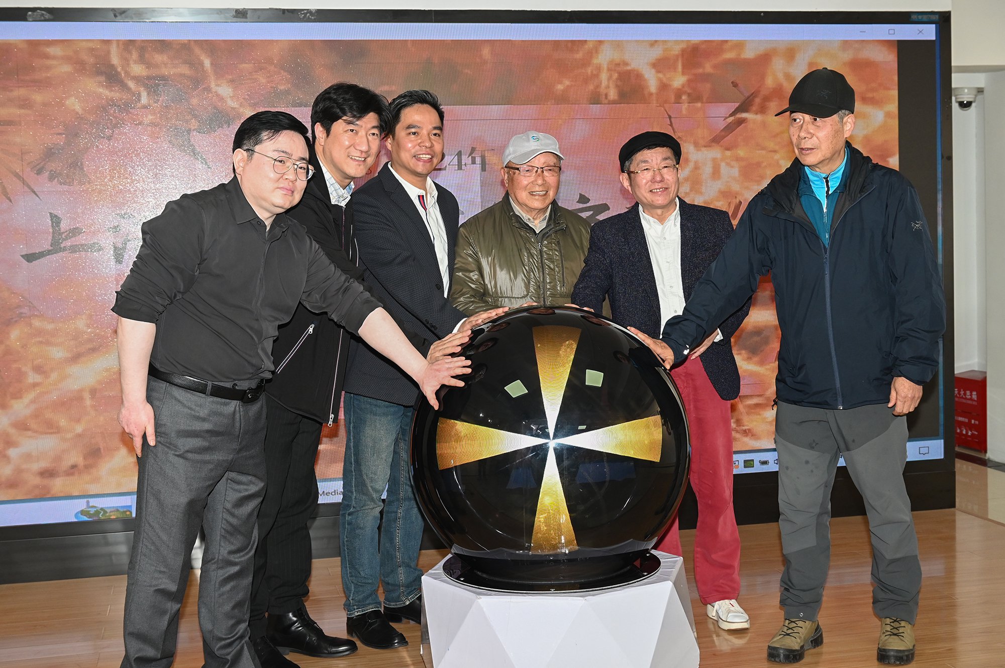 2024年3月29日，众嘉宾共同按动大赛启动魔球，宣布摄影大赛开始。澎湃新闻记者 吴栋 图