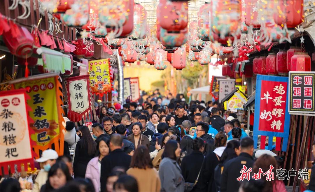 天水城区的美食一条街上,游客众多.