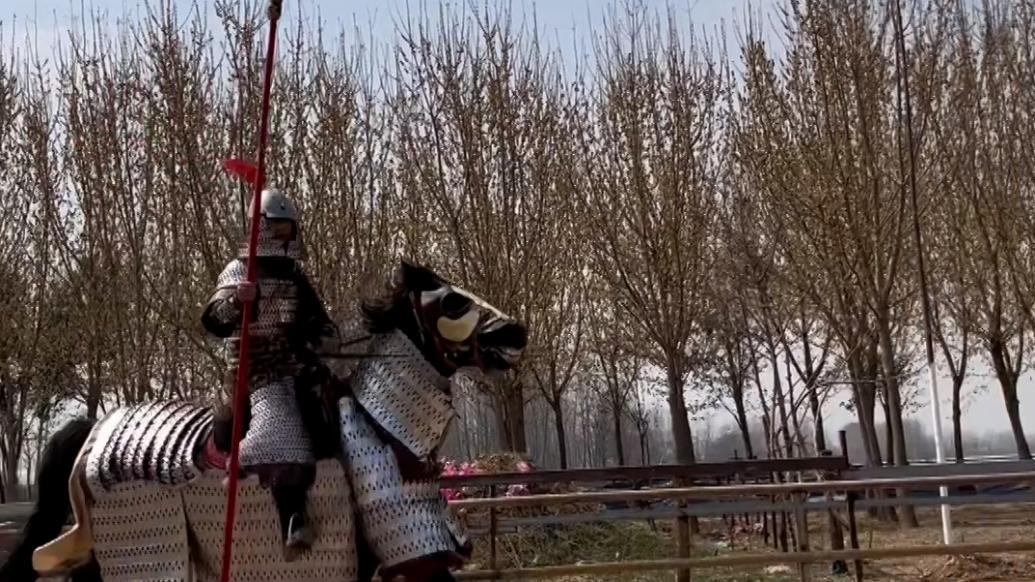 男子依照古书古画,用1500个铁片复原古代马铠_手机新浪网