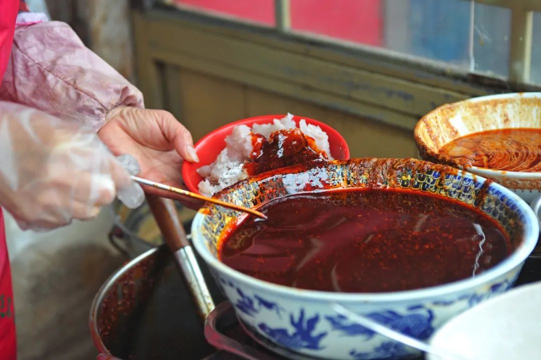 天水美食排行第一的“呱呱”，自然也少不了本地甘谷辣椒制作的红油。（图/视觉中国）