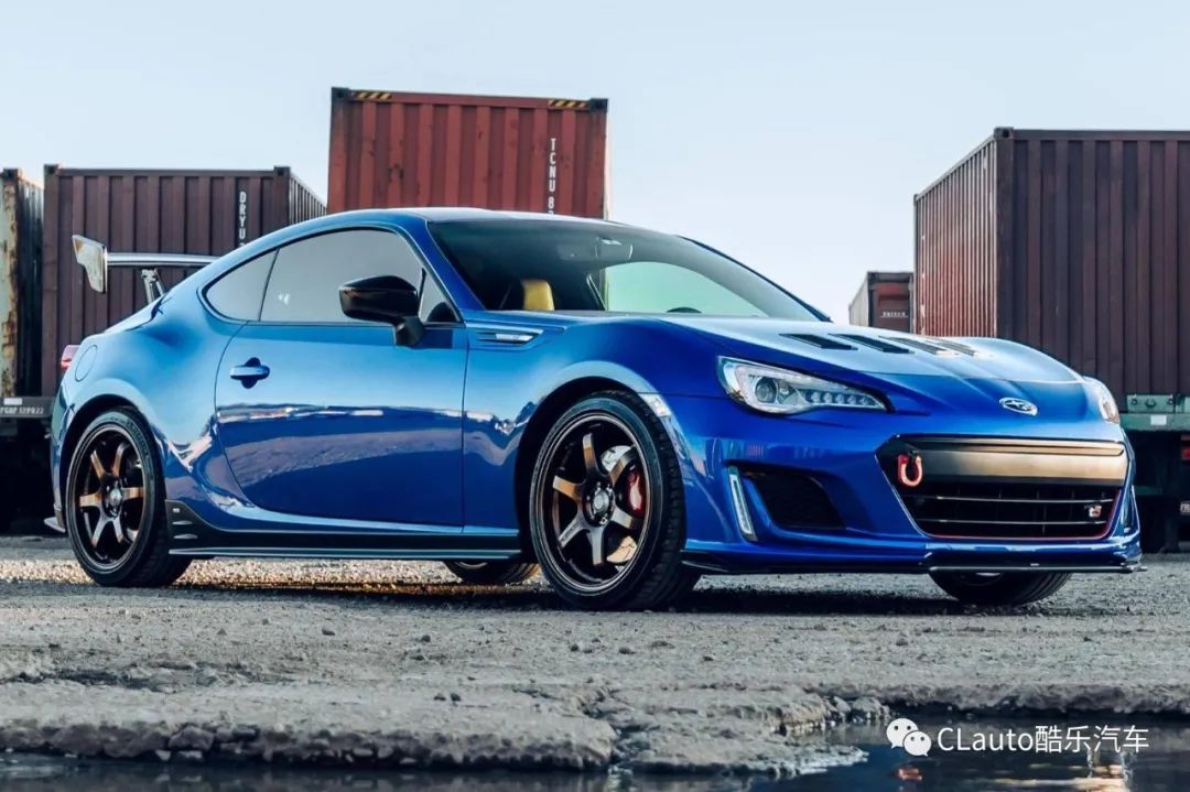 0升四缸对置引擎安装在底盘的较低位置,使重心更低,7000rpm时可以输出