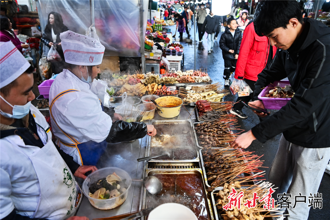 在天水一家麻辣烫店，店家正在烫煮定西宽粉。新甘肃·甘肃日报记者丁凯 摄