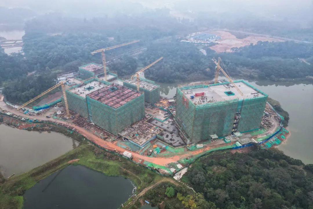 2023年12月30日，佛山云东海医药健康产业园公共服务中心项目所有建筑全面封顶。