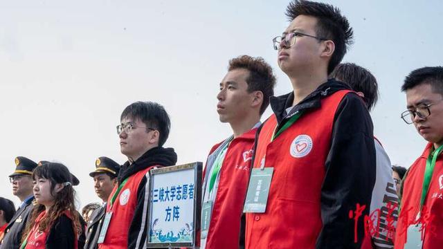 三峡大学志愿者方队。中青报·中青网见习记者 梅从政/摄