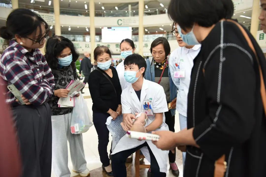 新余市人民医院医护人员宣传急救知识 姚志斌 摄"普通人缺乏医疗知识