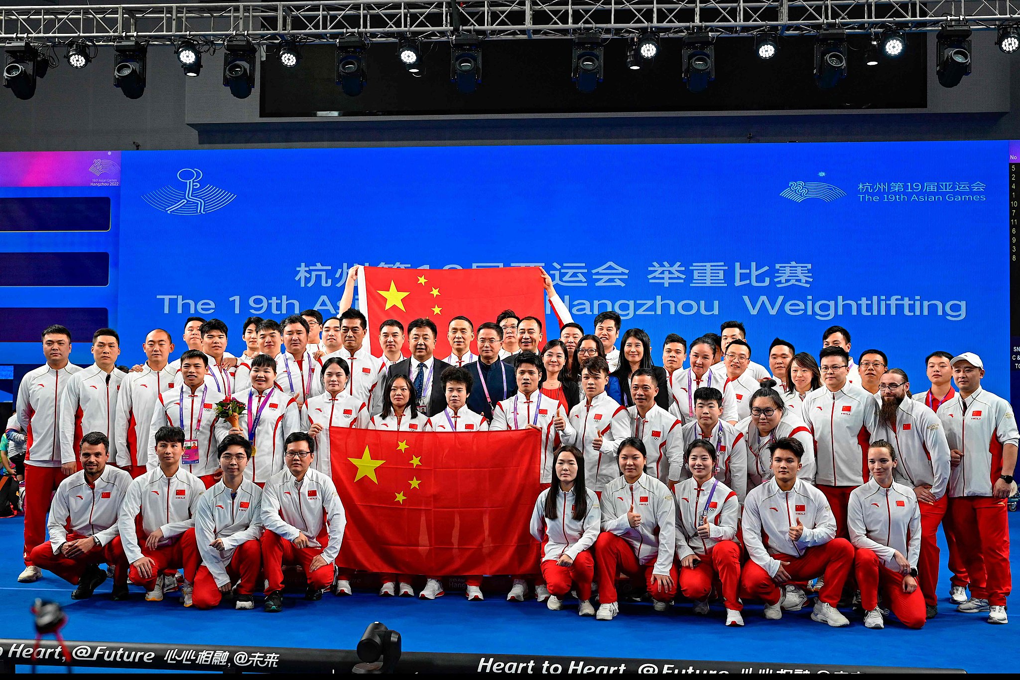 杭州亚运会举重收官，中国队拍摄大合影。