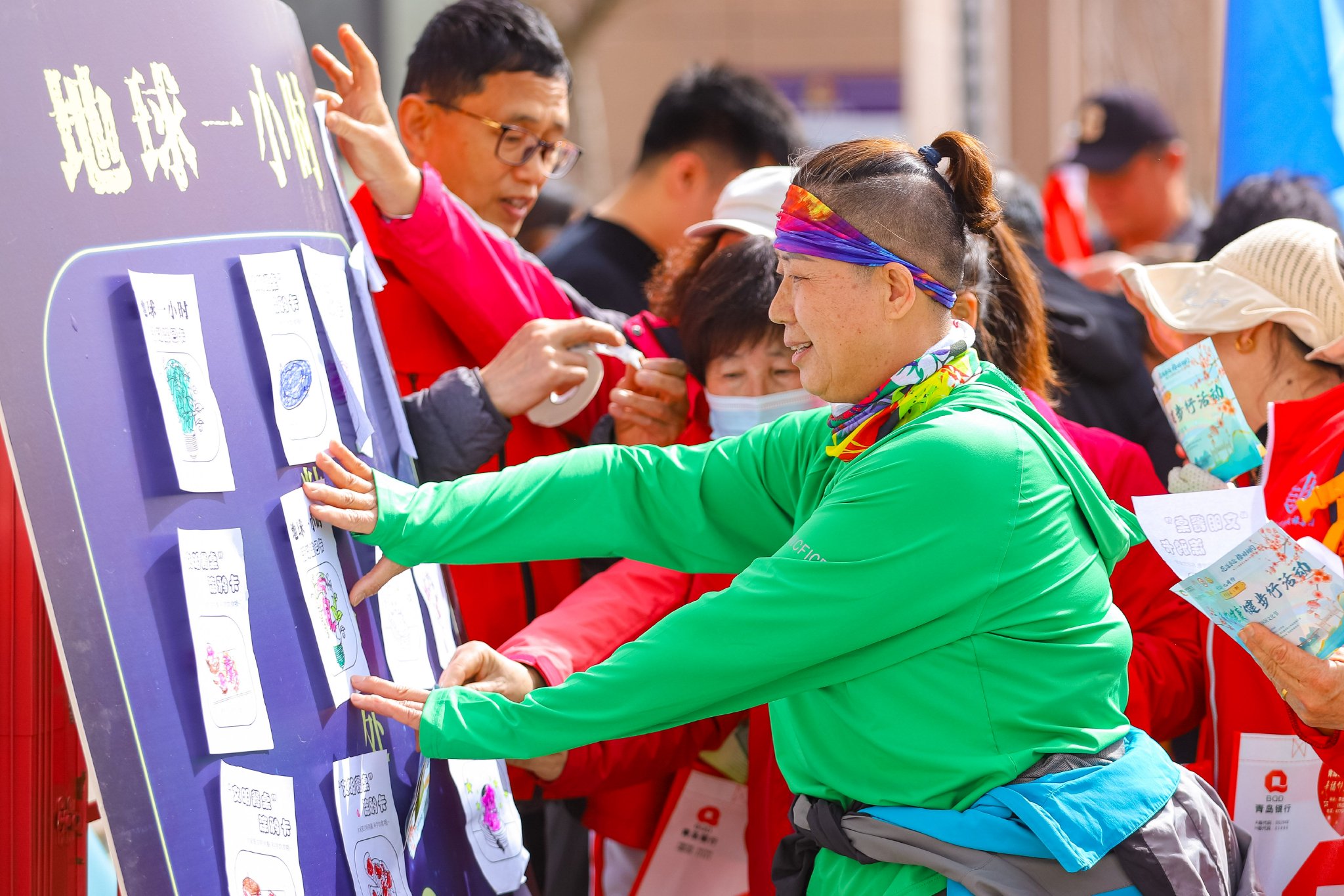 张鹰68摄3月28日,在青岛市李沧区九水街道李村河畔,市民参与垃圾