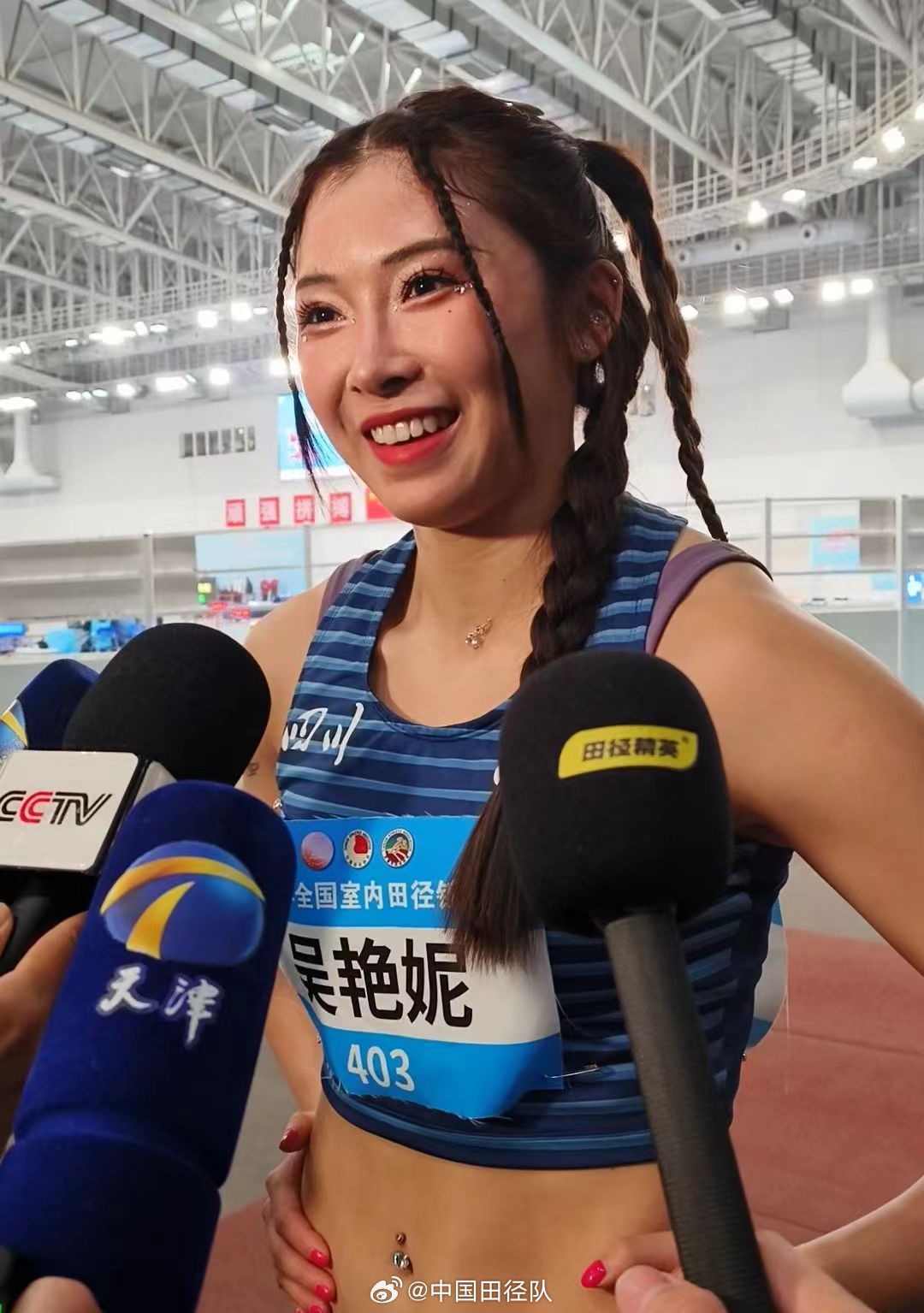 决赛时的吴艳妮精心打扮了自己。