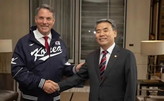 2023年3月，时任韩国国防部长官李钟燮（右）与澳大利亚国防部长理查德·马尔斯会面。（澳大利亚广播公司网站）