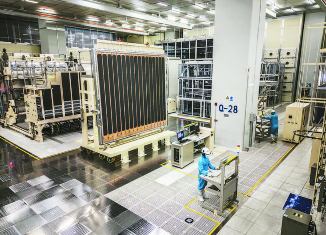 京东方智能工厂内，全球首条最高世代线——10.5代生产线有序运转。解琛 摄