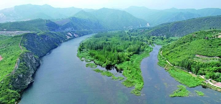 卢龙县桃林口水库水面蜿蜒蛇行，如诗如画。记者 李铎 摄