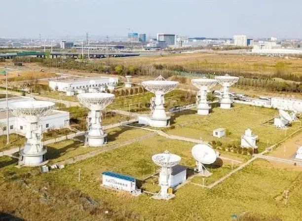 中国科学院国家授时中心通过地面信号接收天线接收卫星授时信号/《西安日报》