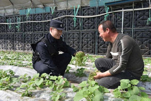 3月，固阳县公安局民警和村民交谈。图片由受访者提供