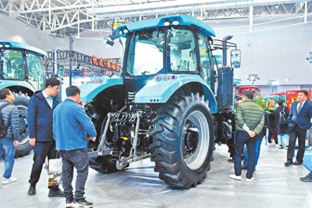 2024年全国农机展上，智慧农机吸引无数国内客商的关注。祁道鹏 摄