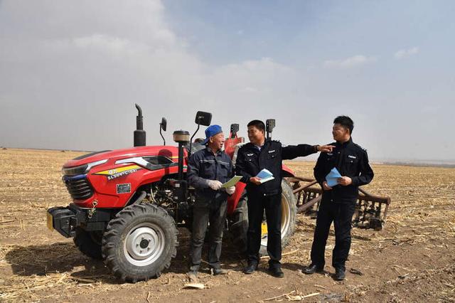 3月， 固阳县公安局民警向村民宣传安全防范知识。图片由受访者提供