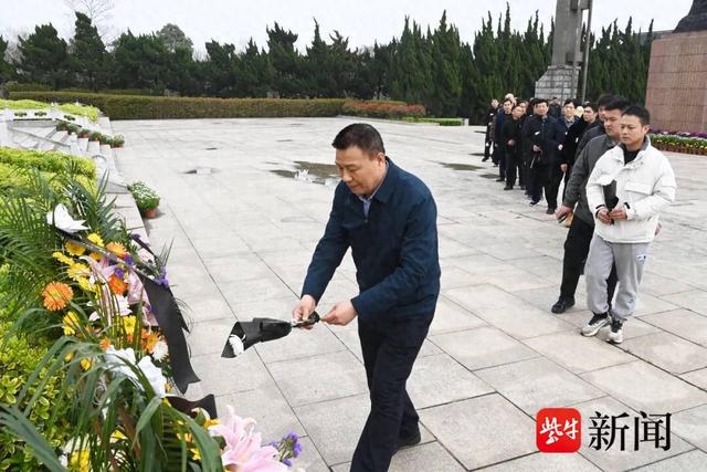 缅怀烈士,传承精神,扬州市见义勇为基金会祭奠见义