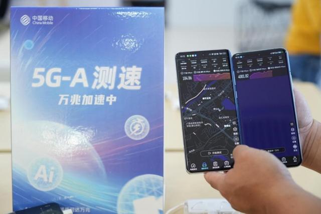 在南宁桂春营业厅，技术人员展示5G-A网络与5G网络的测速对比情况 王君怡/摄