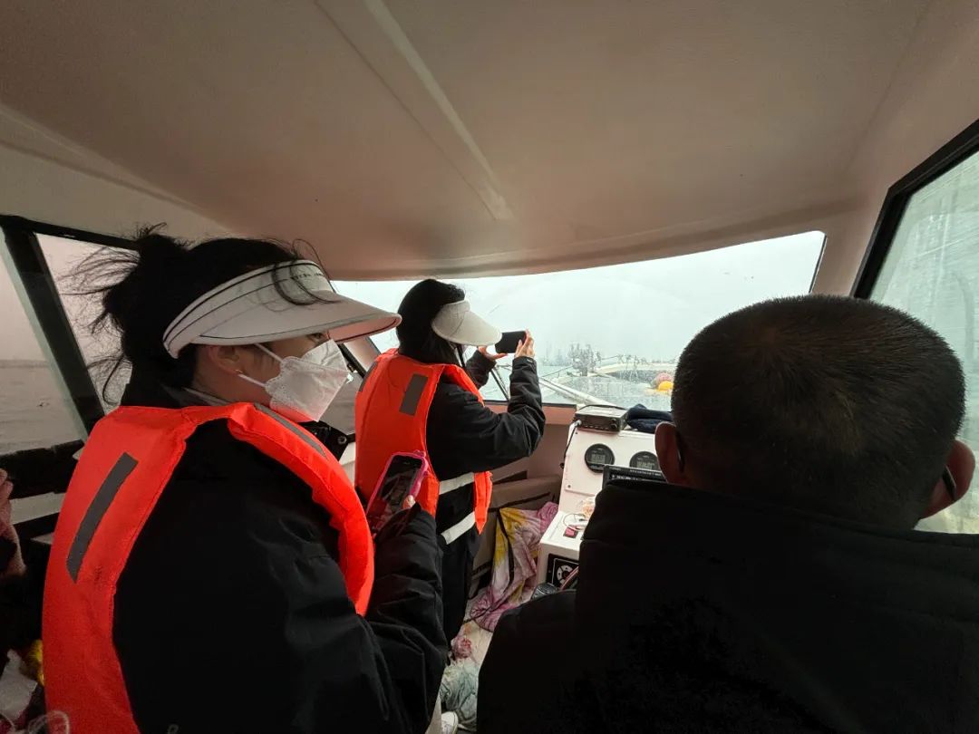 3月27日，山东海阳，李家姐妹带着律师出海，向他介绍案件背景。新京报记者 汪畅 摄