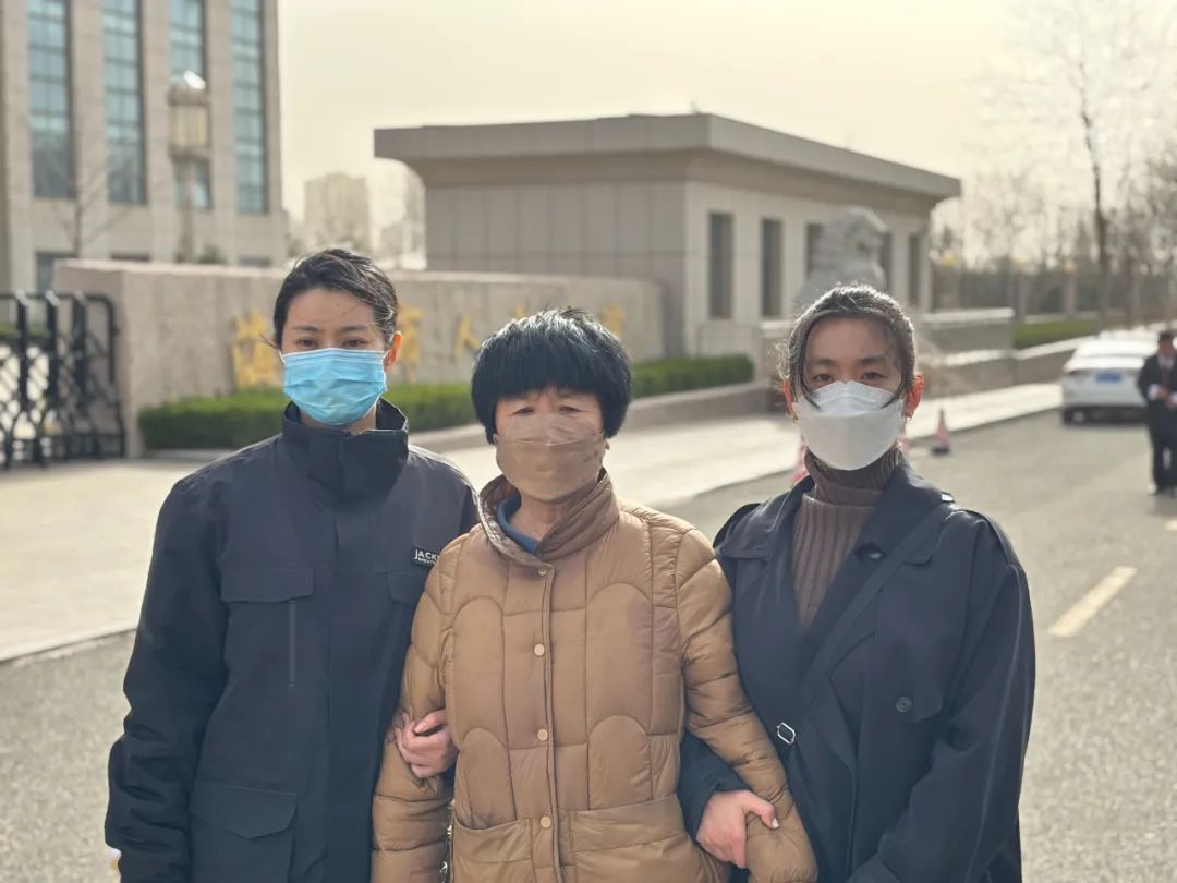 3月28日，山东海阳，庭审结束后，李家姐妹和母亲从法院走出来。新京报记者 汪畅 摄