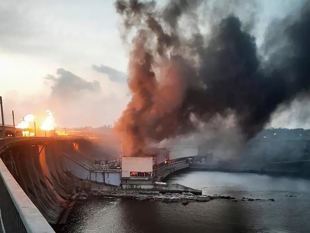 3月22日，乌克兰第聂伯一处水电站遇袭后燃起大火并冒起浓烟。（美联社）
