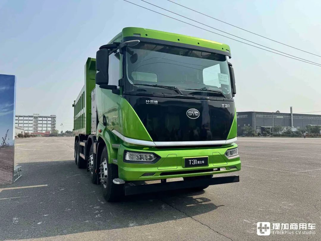 在这次交流座谈会上,比亚迪商用车联合四川路桥集团带来了t31纯电搅拌