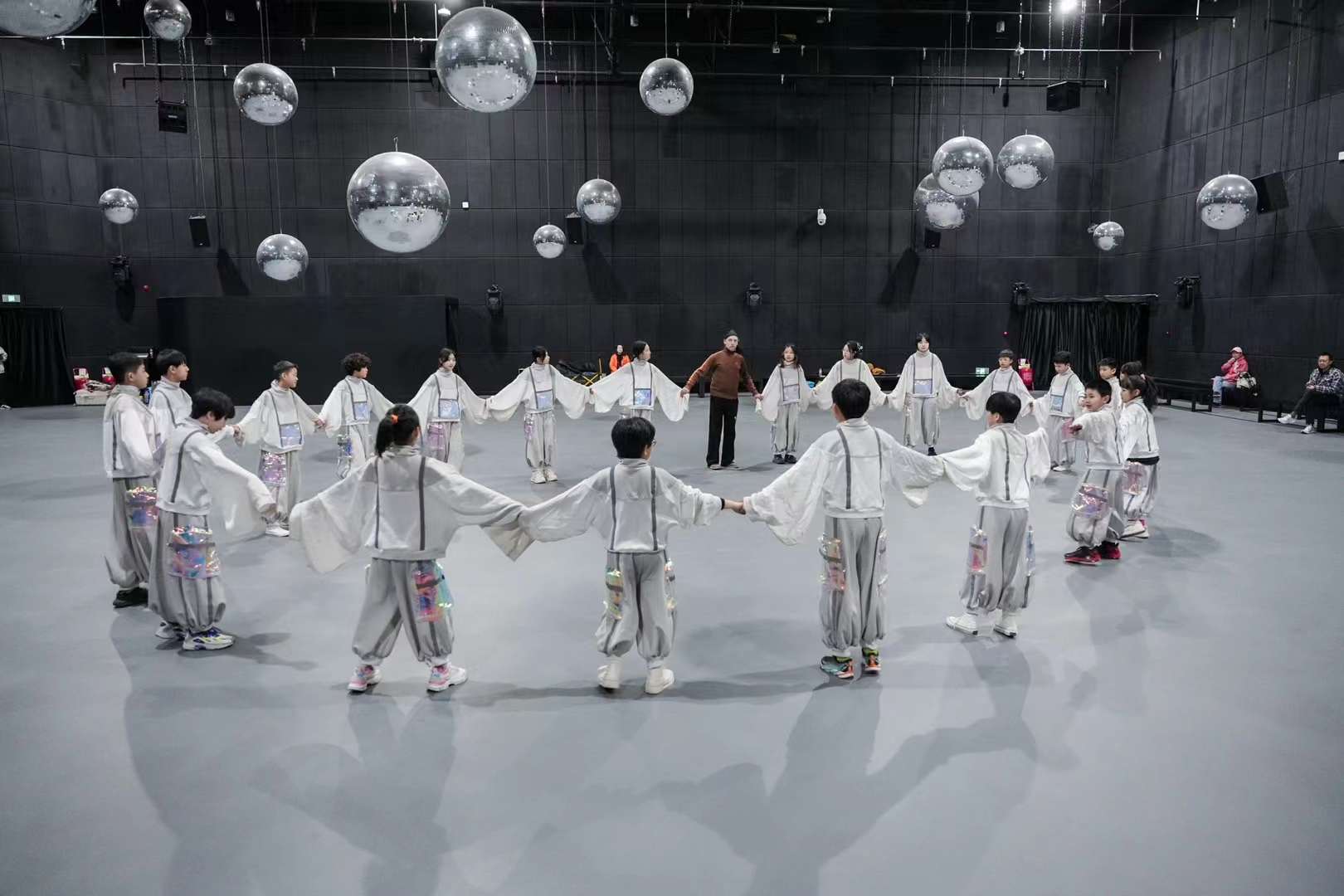 戏剧群体呈现的青年戏剧展演,由来自北京师范大学北国剧社演出的《4