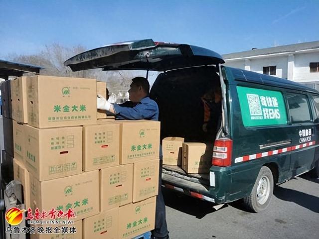 集团有限公司公司乌鲁木齐分公司羊毛工支局工作人员正在将大米装车