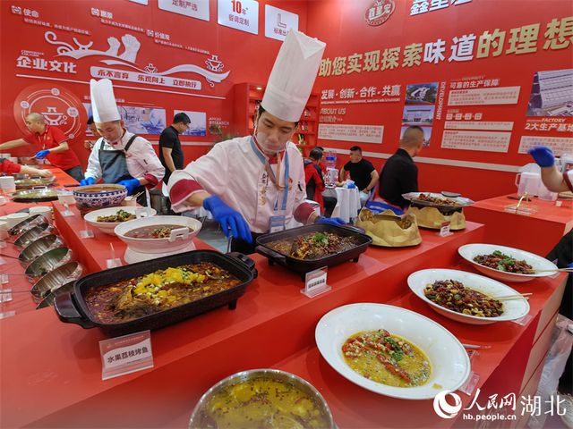 2024第十二届中国食材电商节上各种食材琳琅满目。人民网记者 郭婷婷摄