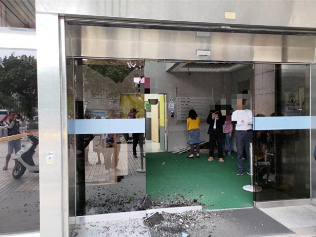 台当局“数位发展部”大门28日被人开枪。图自台湾中时新闻网