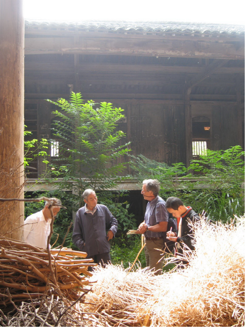 2009年10月10日，李甜与法国学者劳格文教授一起在歙县考察（王振忠摄）