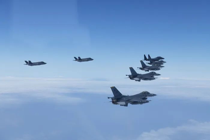 ▲资料图：2022年6月，美韩两军战机进行联合编队飞行。图/新华社