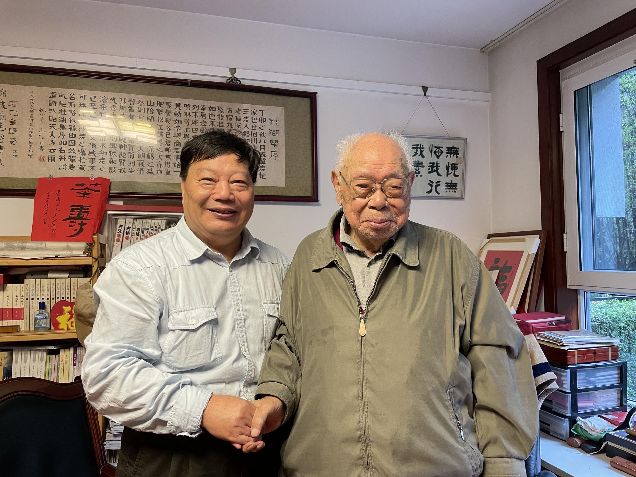 2022年4月，在马识途家中，樊希安（左）同马老合影  受访者提供