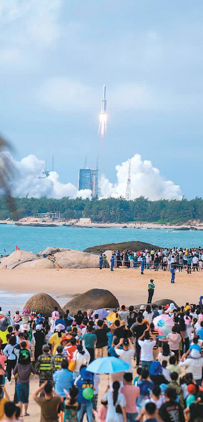 市民游客在文昌观看火箭发射。袁 琛摄
