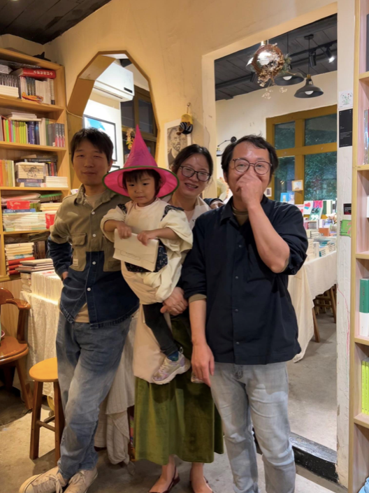 在阿克梅书店做诗歌分享会后，和小七、江涛和他们可爱的女儿船儿合影。