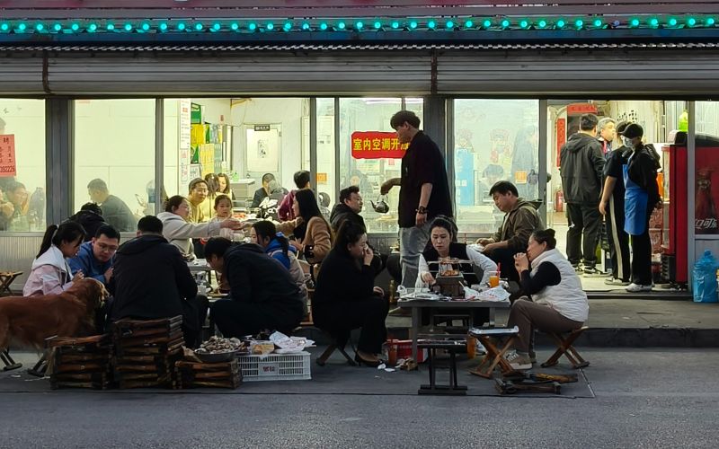 2024年3月15日，山东淄博，烧烤店顾客络绎不绝。图/IC photo