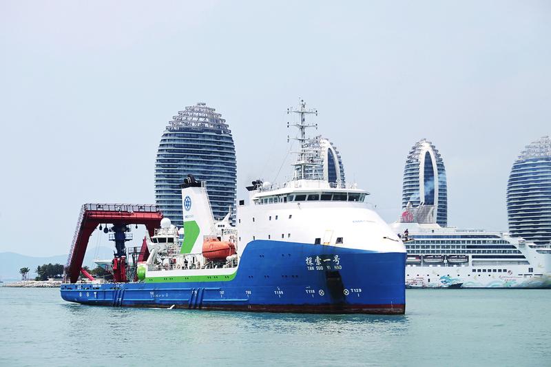 3月28日，“探索一号”科考船缓缓驶入三亚港。新华社发（沙晓峰 摄）